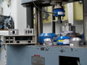 Universal Testing Machine (UTM) เครื่องทดสอบแรงอเนกประสงค์ ,เครื่องทดสอบวัสดุทางกล ,เครื่องทดสอบแรงกด-แรงดึง, เครื่องวัดแรงดึง, ลักษณะการติดตั้ง Load Cell Standard เพื่อสอบเทียบ Universal Testing Machine, สอบเทียบเครื่องมือวัด