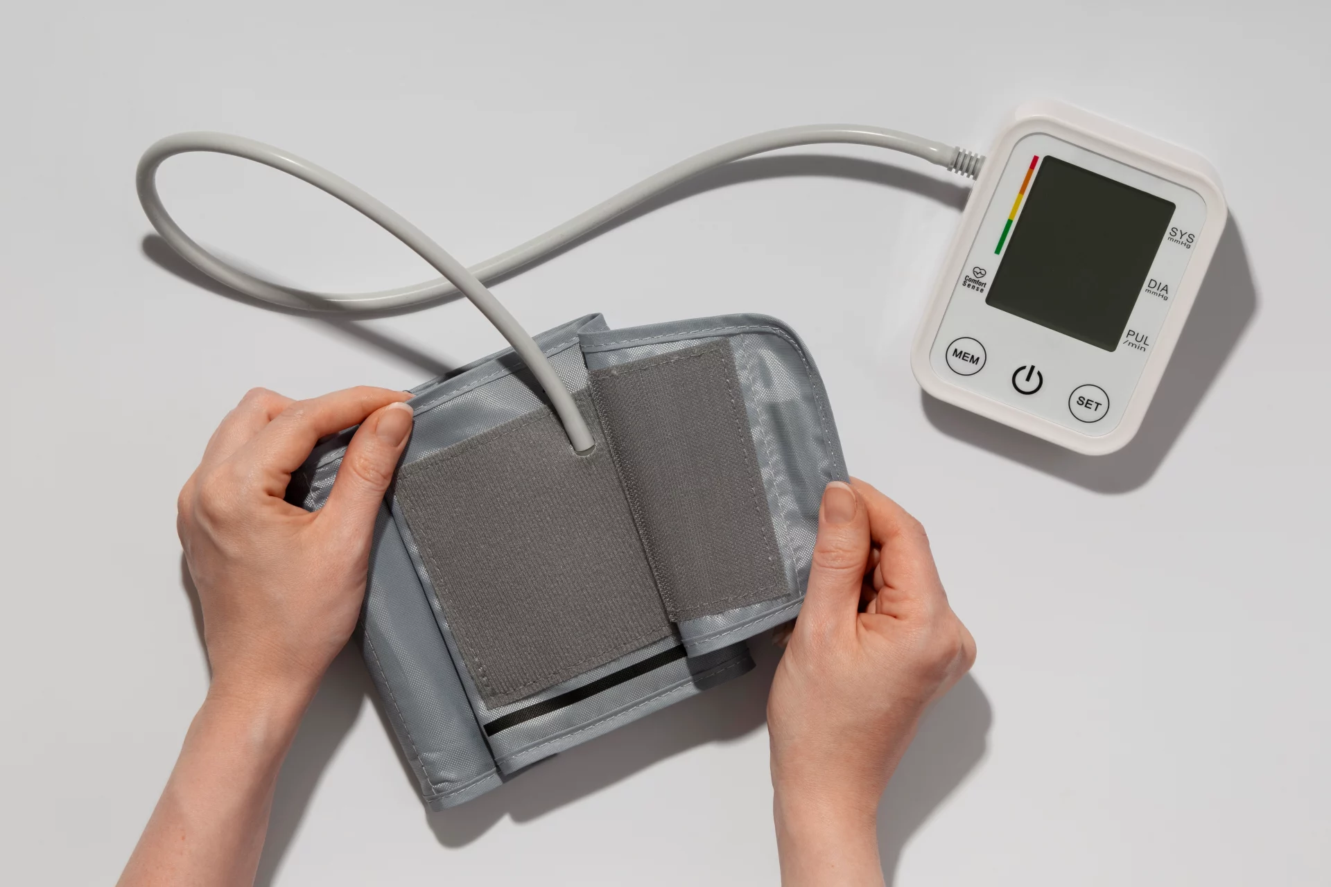 รู้จักกับ BLOOD PRESSURE และข้อควรระวังในการใช้งาน,person-using-tensiometer-blood-pressure,สอบเทียบเครื่องมือ,สอบเทียบเครื่องมือวัด,บริการสอบเทียบ,บริษัท สอบ เทียบ เครื่องมือ วัด,รับ calibrate เครื่องมือวัด